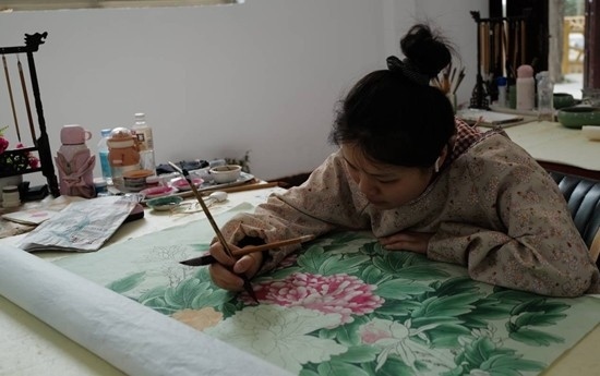 當(dāng)?shù)剞r(nóng)民畫師正在作畫。受訪者供圖