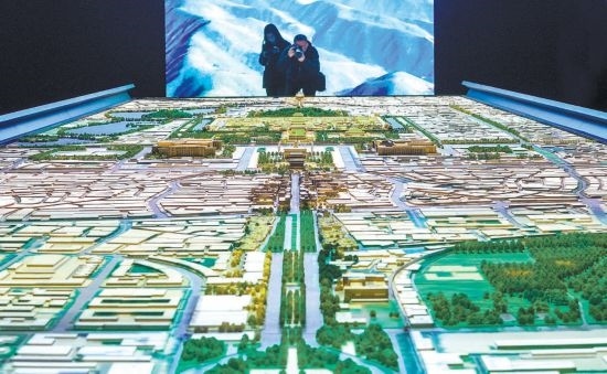 首都博物館“輝煌中軸”展廳內(nèi)，十六米長的中軸線沙盤，配以立體投影技術(shù)，展現(xiàn)北京中軸線之壯美。 本報記者 武亦彬攝