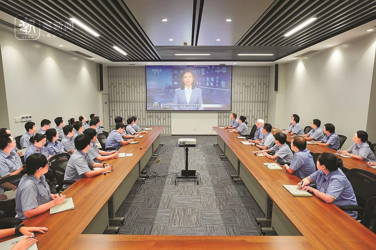 2024年8月1日晚，寧波永新光學(xué)股份有限公司員工集體觀看央視《新聞聯(lián)播》關(guān)于國家主席習(xí)近平給包陪慶、曹其鏞等祖籍寧波的香港企業(yè)家回信的報道。潮新聞記者 賀元凱 彭鵬 周旭輝 攝