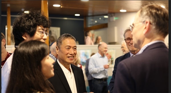 盧中見與嘉賓交流中國畫。許晉熙攝