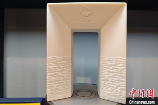 白瓷作品《凱旋尊》巧妙融合了法國與中國最具象征意義的藝術(shù)形式和元素進(jìn)行再創(chuàng)造。 吳冠標(biāo) 攝