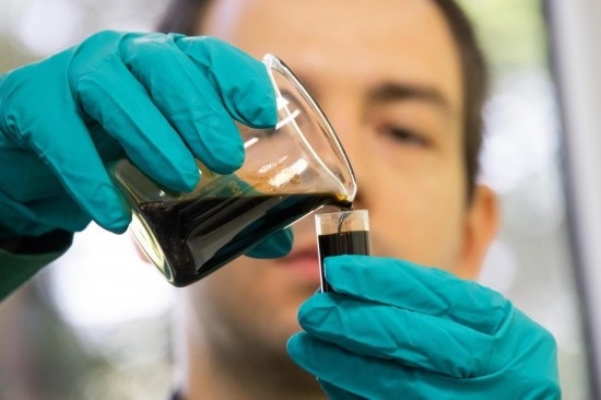 2022年5月24日，在匈牙利薩茲豪隆包陶多瑙河煉油廠，一名工人對通過阿德里亞輸油管道運達的原油樣品進行質量分析。新華社發(fā)（弗爾季·奧蒂洛攝）