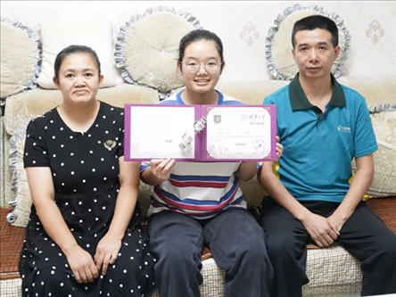 楊雨和父母。清華大學(xué)供圖