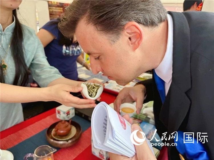 德國市民品鑒中國茶。人民網(wǎng)記者 劉赫攝