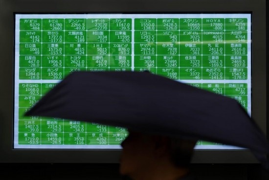 8月2日，在日本東京，行人經(jīng)過一處股指信息電子顯示屏。新華社記者張笑宇攝