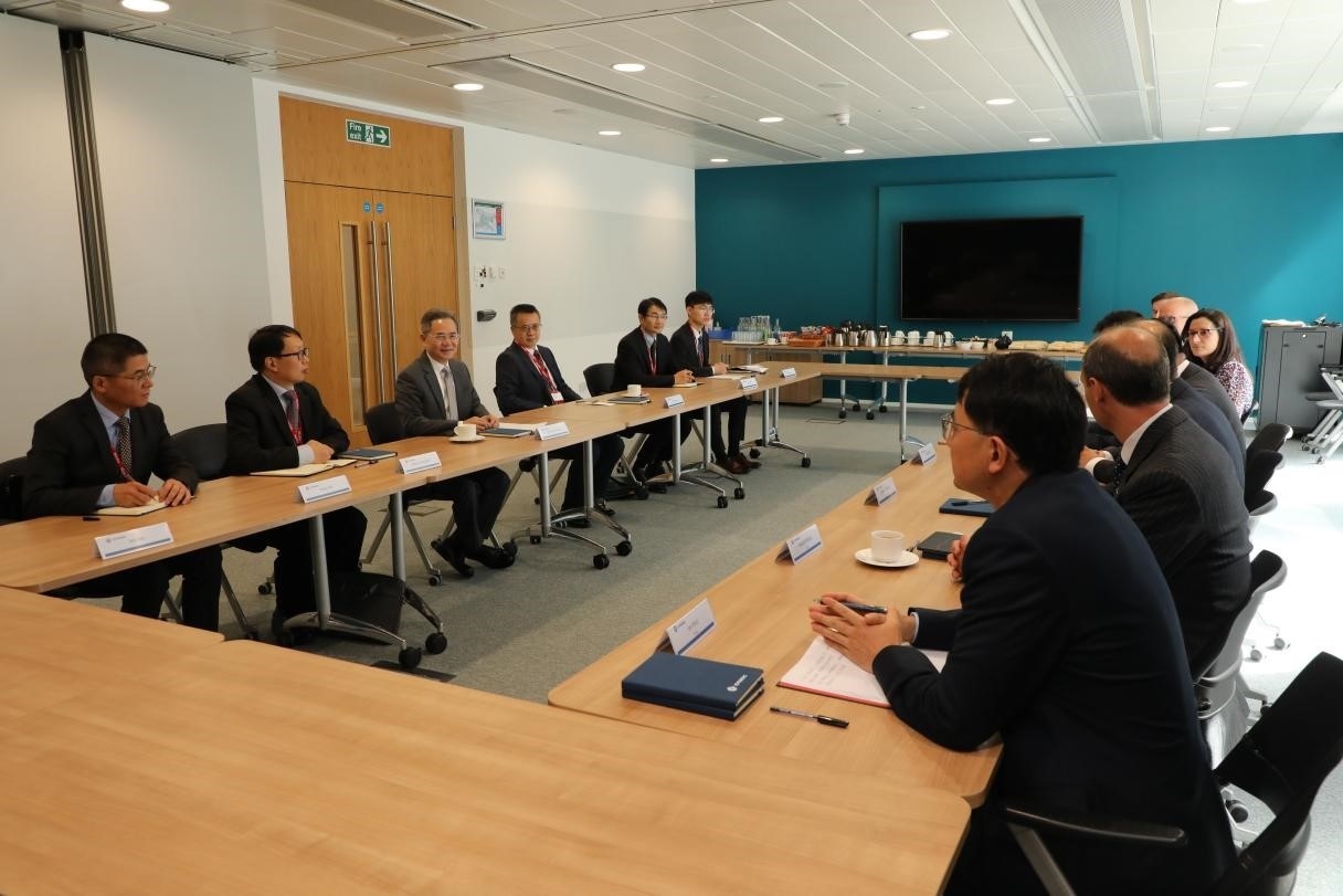 圖為中國(guó)駐英國(guó)大使鄭澤光與項(xiàng)目運(yùn)營(yíng)團(tuán)隊(duì)及企業(yè)合作機(jī)構(gòu)負(fù)責(zé)人座談現(xiàn)場(chǎng)。中國(guó)駐英國(guó)使館供圖