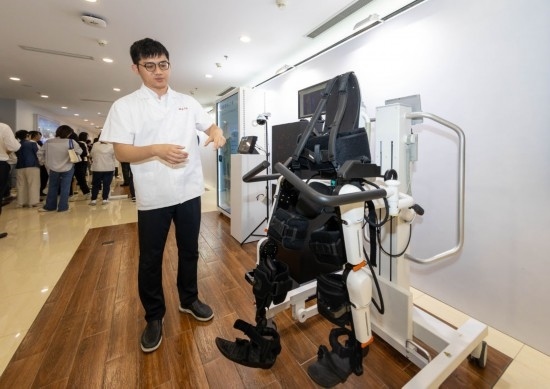 2024年5月24日，在位于上海市嘉定區(qū)的上海交通大學(xué)醫(yī)學(xué)院附屬瑞金醫(yī)院腫瘤質(zhì)子中心，工作人員介紹由瑞金醫(yī)院醫(yī)生和醫(yī)療公司共同研發(fā)的用于恢復(fù)患者下肢的醫(yī)療機(jī)器人。新華社記者 王翔 攝