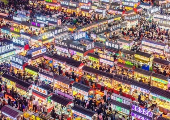 2024年4月21日，人們在河北省正定縣小商品夜市品嘗美食（無人機(jī)照片）。新華社發(fā)（武志偉 攝）