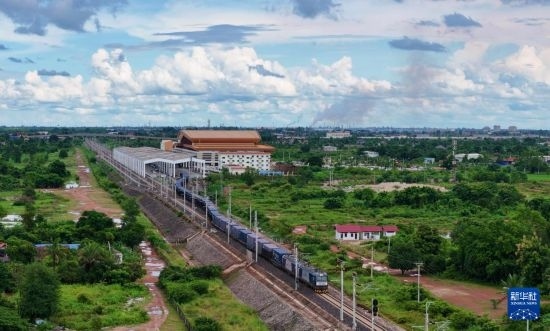 8月5日，由老撾籍火車司機獨立駕駛的滿載貨物的列車駛出萬象站，向中國昆明進發(fā)（無人機照片）。新華社發(fā)（楊永全 攝）