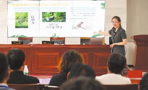 圖②：法官給旁聽群眾講解破壞生態(tài)環(huán)境的危害和法律后果。