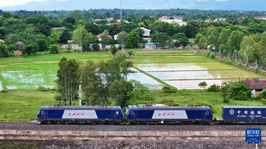 8月5日，由老撾籍火車司機獨立駕駛的滿載貨物的列車駛出萬象站，向中國昆明進發(fā)（無人機照片）。新華社發(fā)（楊永全 攝）