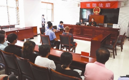 圖①：庭審現(xiàn)場。