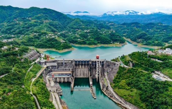 這是陜西安康水電站大壩（2024年6月21日攝，無人機(jī)照片）。新華社記者 蔡湘鑫 攝