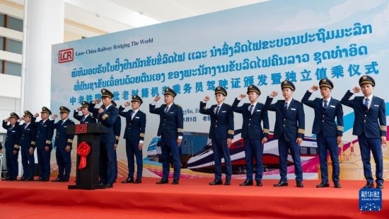 8月5日，在中老鐵路萬象站，中老鐵路首批14名老撾籍火車司機進行宣誓。新華社發(fā)（凱喬 攝）