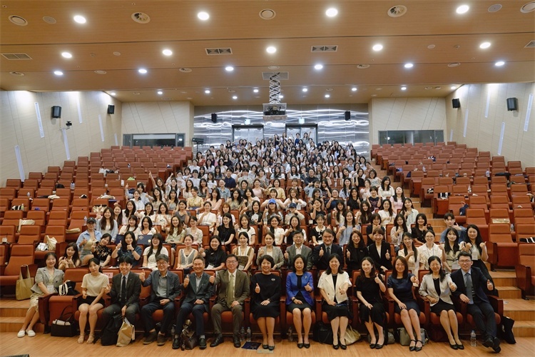 8月5日，第十一屆在韓國際中文教育志愿者崗中培訓舉行開班儀式。圖為活動現(xiàn)場合影。 教育部中外語言交流合作中心供圖