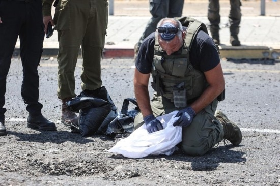 8月6日，在以色列納哈里亞，警方在無人機襲擊現(xiàn)場開展工作。以色列國防軍6日發(fā)表聲明說，多架無人機當天從黎巴嫩射向以色列，造成以色列邊境城市納哈里亞數(shù)名平民受傷。新華社/基尼圖片社