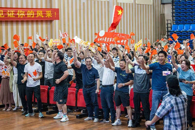 北京時(shí)間7月27日，2024年巴黎奧運(yùn)會(huì)首個(gè)比賽日，在射擊10米氣步槍混合團(tuán)體比賽中，中國(guó)選手黃雨婷/盛李豪獲得金牌。圖為黃雨婷的母校師生們通過(guò)收看奧運(yùn)直播的方式為她加油助威。