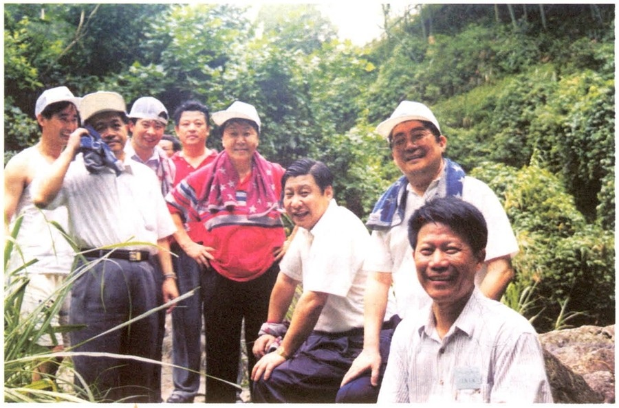 1999年6月，習(xí)近平在福州森林公園參加紀(jì)念毛主席“發(fā)展體育運動，增強(qiáng)人民體質(zhì)”題詞47周年登山健身活動。（資料照片，來源：《習(xí)近平在福建》（下））