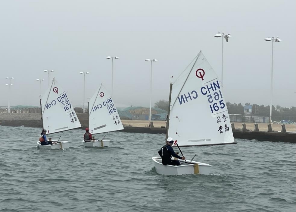 青島市嶗山區(qū)中韓小學帆船社團進行帆船訓練。青島市嶗山區(qū)教育和體育局供圖