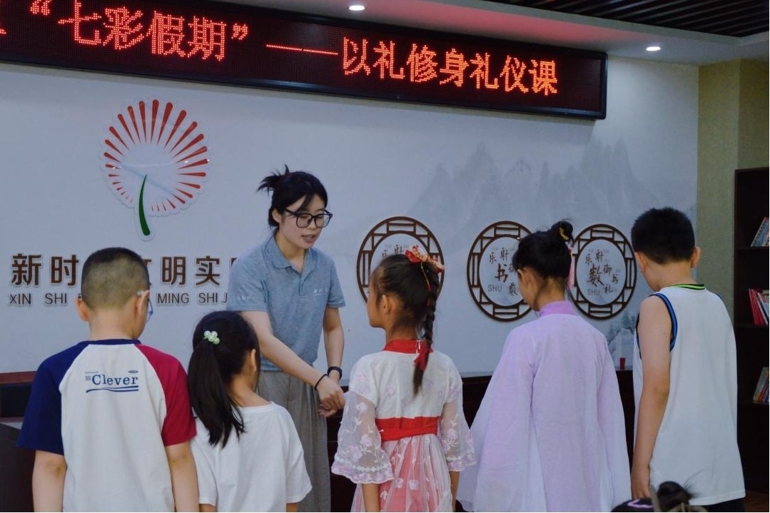 曲阜市小雪街道如意社區(qū)新時代文明實踐站以禮修身禮儀課。謝婉瑩 攝