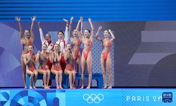 北京時(shí)間8月8日凌晨，巴黎奧運(yùn)會(huì)花樣游泳集體項(xiàng)目的最后一項(xiàng)比賽集體技巧自選在巴黎奧林匹克水上運(yùn)動(dòng)中心舉行。中國(guó)隊(duì)奪得花樣游泳集體項(xiàng)目金牌。圖為中國(guó)隊(duì)在比賽后慶祝奪冠。新華社記者 薛宇舸 攝