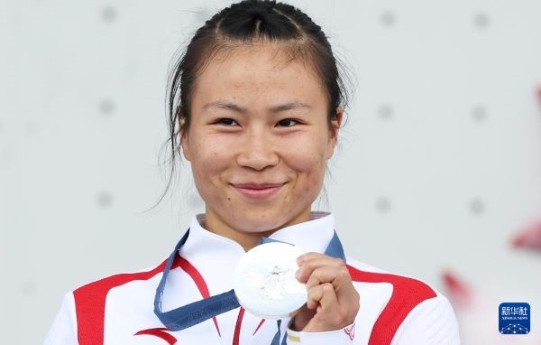 北京時(shí)間8月7日，在巴黎奧運(yùn)會(huì)攀巖女子速度賽比賽中，中國(guó)選手鄧麗娟獲得銀牌。圖為亞軍中國(guó)選手鄧麗娟在頒獎(jiǎng)儀式上。新華社記者 高靜 攝