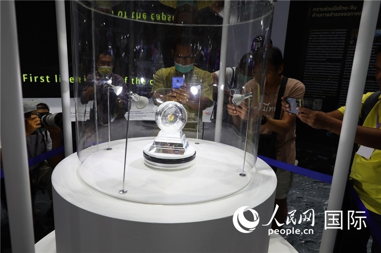 “嫦娥五號”探測器從月球帶回的月球樣品在泰國展出。人民網(wǎng)記者簡承淵攝