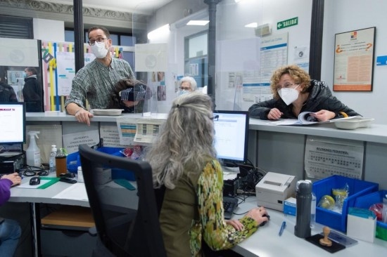 1月15日，人們在西班牙馬德里一家診所內(nèi)就診。新華社發(fā)（古斯塔沃·巴連特攝）