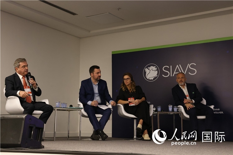 巴西動(dòng)物蛋白協(xié)會(huì)高層管理人員在展覽會(huì)舉辦前接受外國(guó)記者采訪。 人民網(wǎng)記者 時(shí)元皓攝