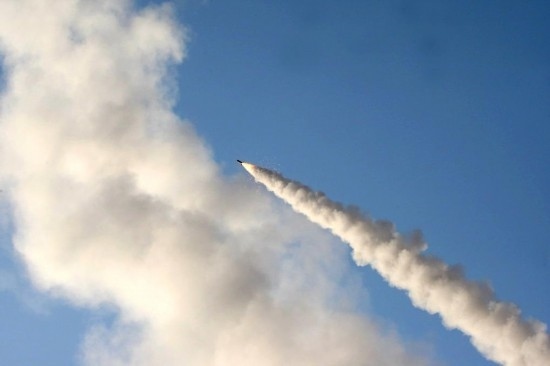 這張2011年6月28日在伊朗中部城市庫姆附近拍攝的照片顯示，一枚導(dǎo)彈在“偉大先知６”軍事演習(xí)中發(fā)射升空。新華社發(fā)