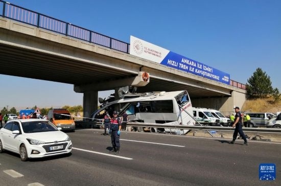 這是8月9日在土耳其安卡拉省波拉特勒拍攝的事故現(xiàn)場。新華社發(fā)（穆斯塔法·卡亞攝）