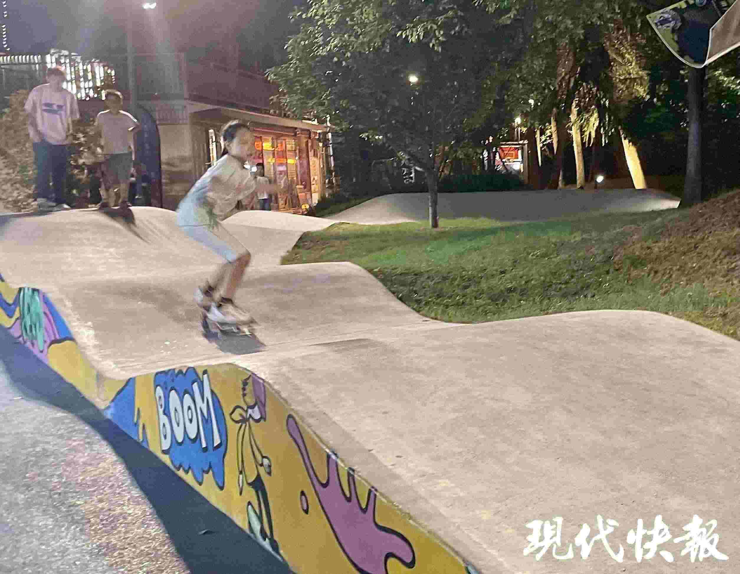 南京西城·夜未央的滑板場地上，一群青少年正在玩滑板