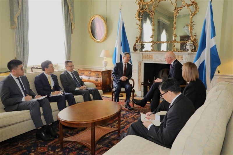 中國駐英國大使鄭澤光在愛丁堡會見蘇格蘭首席部長斯溫尼。中國駐英國使館供圖