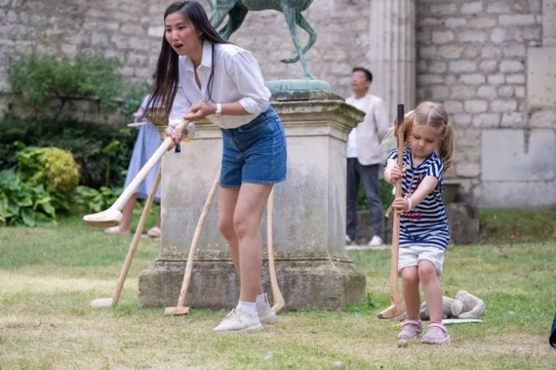 小朋友體驗捶丸游戲。巴黎