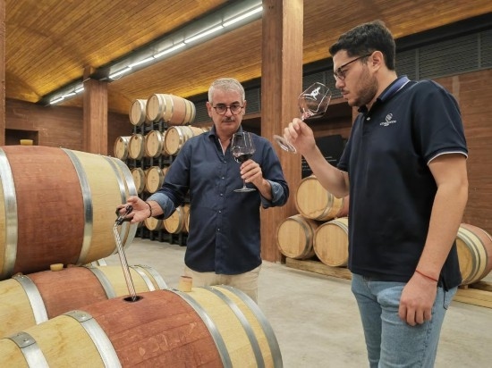  8月7日，尼古拉·格里馬（左）與同事在酒窖中。新華社記者 劉海 攝