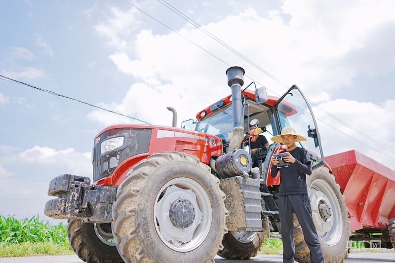 王銘欣正盯著遙控器操作無(wú)人機(jī)(央廣網(wǎng)記者 張羲輪 攝)