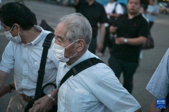 8月12日晚，侵華日軍第七三一部隊(duì)（簡(jiǎn)稱(chēng)“731部隊(duì)”）“少年隊(duì)”原隊(duì)員清水英男，乘機(jī)抵達(dá)哈爾濱。新華社記者 王松 攝