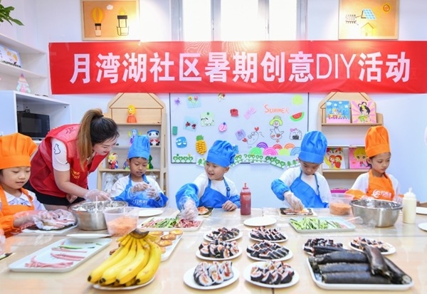 漯河市月灣湖社區(qū)青少年活動室里，志愿者教孩子們做手工。 齊國霞攝