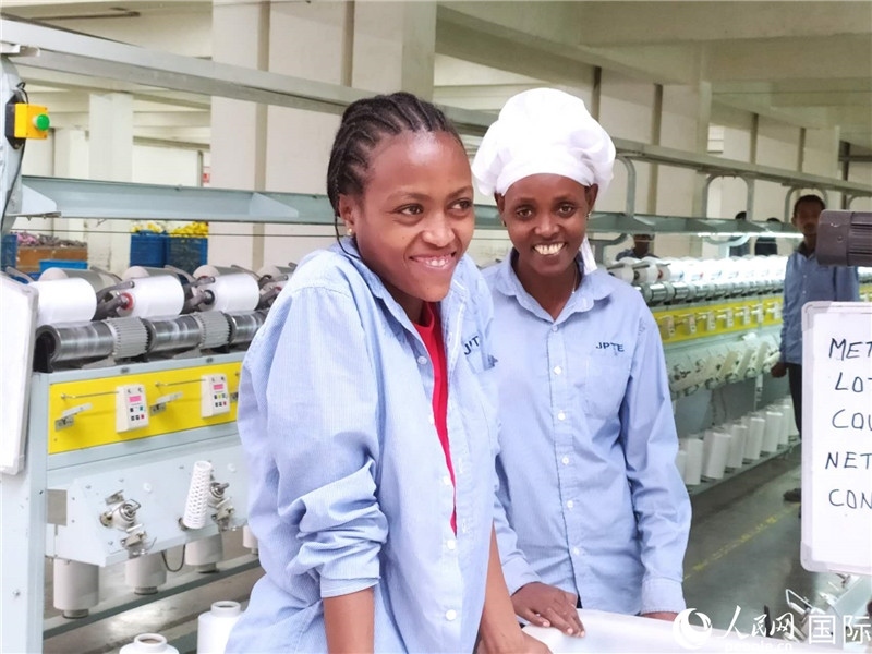 無錫金茂埃塞面料廠車間的當?shù)嘏?。人民網(wǎng)記者黃培昭攝