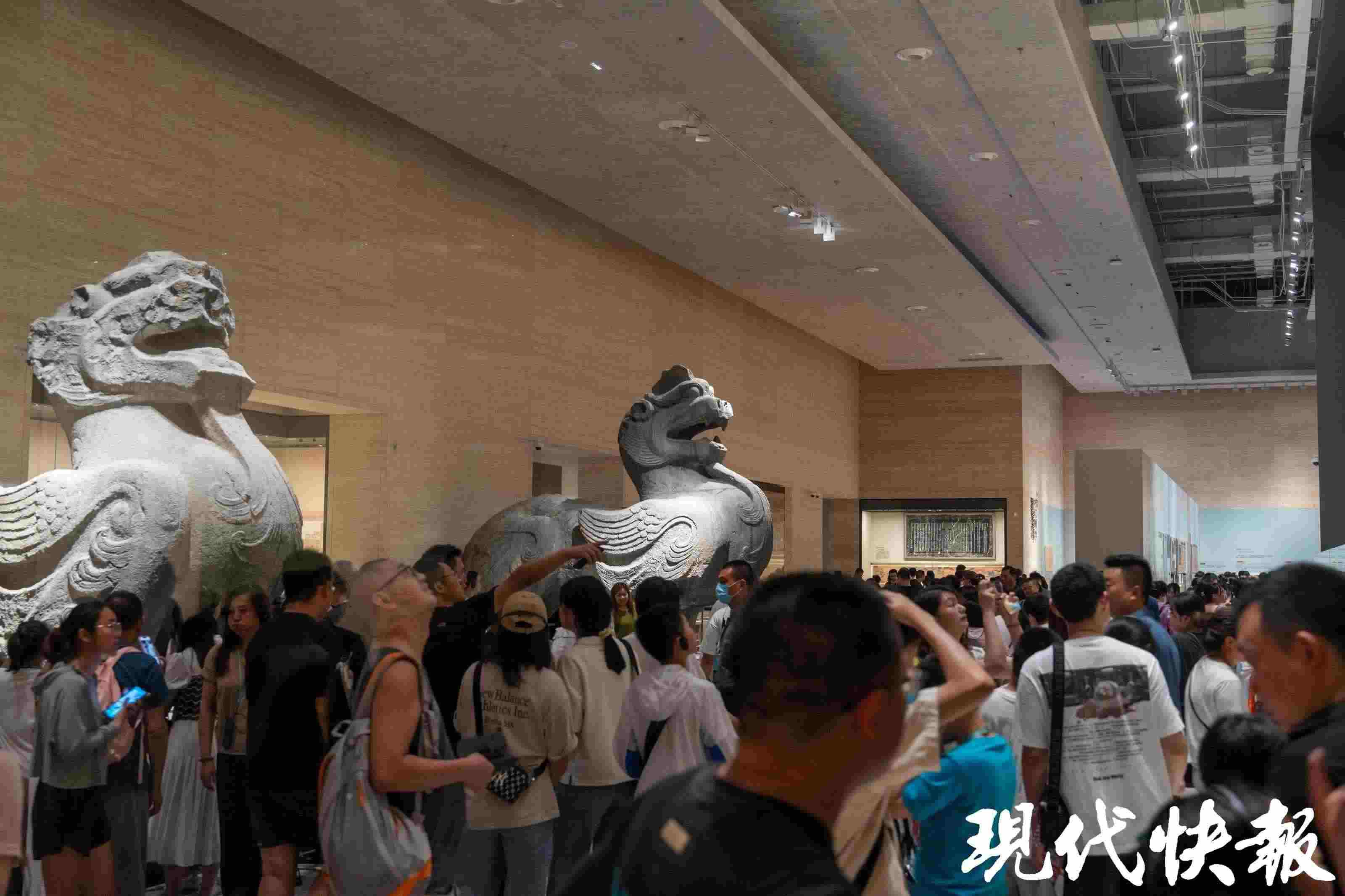 揚州中國大運河博物館內游人如織