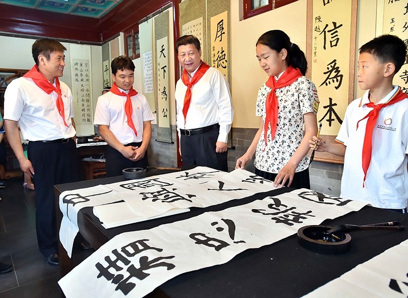 2014年5月30日，習(xí)近平總書記來(lái)到北京市海淀區(qū)民族小學(xué)，參加慶?！傲弧眹?guó)際兒童節(jié)活動(dòng)。這是總書記觀看學(xué)生書寫的毛筆字。