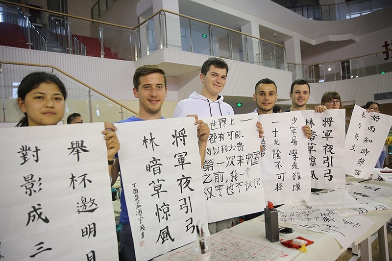 2017年6月5日，來(lái)自青島大學(xué)和中國(guó)石油大學(xué)（華東）的外國(guó)留學(xué)生在展示現(xiàn)場(chǎng)完成的書法作品。