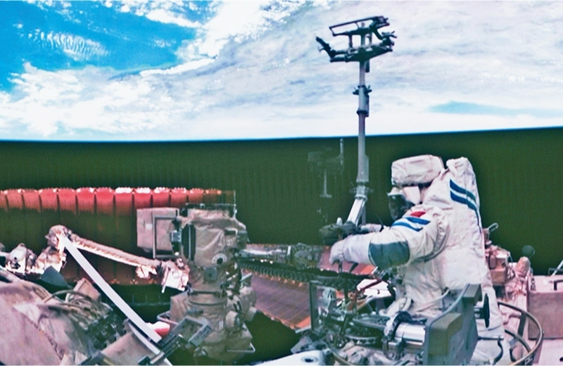 黨的十八大以來(lái)，我國(guó)科技事業(yè)取得歷史性成就、發(fā)生歷史性變革，科技自立自強(qiáng)成果持續(xù)涌現(xiàn)。圖為2024年7月3日在北京航天飛行控制中心拍攝的神舟十八號(hào)航天員李聰在空間站組合體艙外作業(yè)的畫面。 新華社記者 郭中正/攝