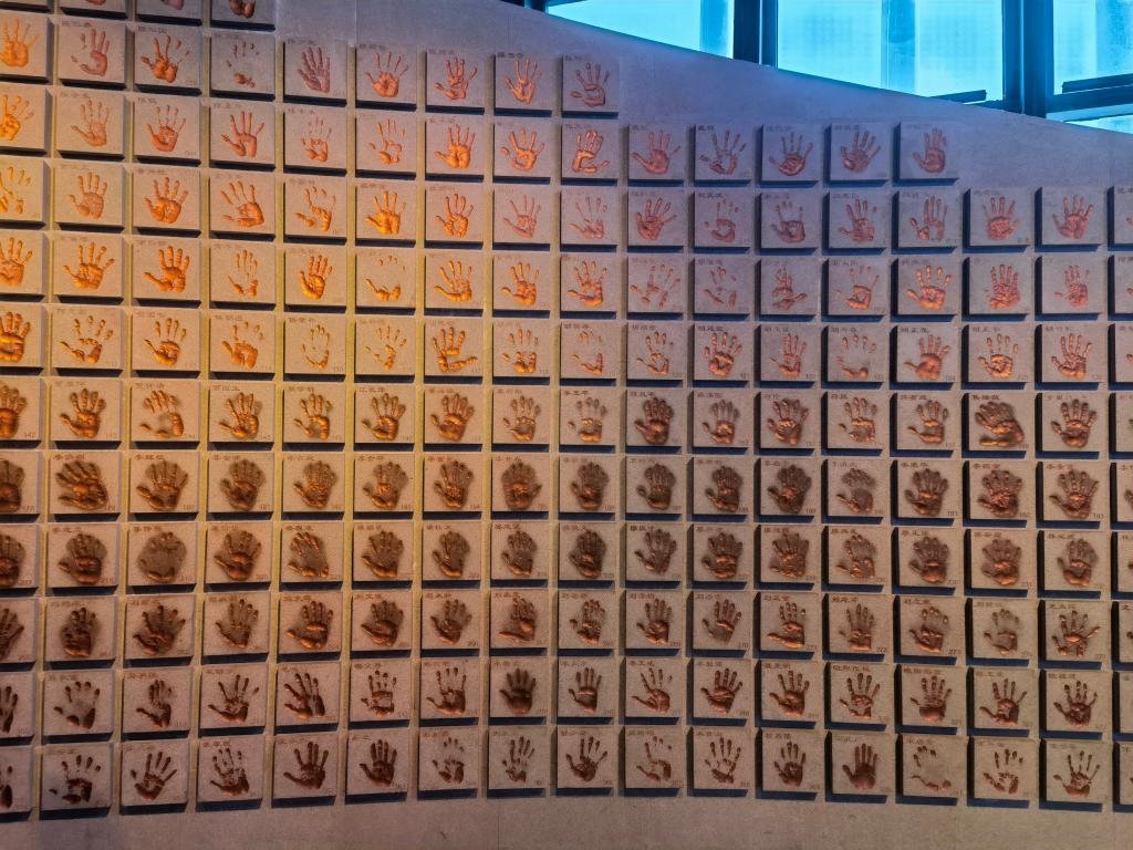 圖為侵華日軍南京大屠殺遇難同胞紀念館“三個必勝”展廳排列的648個鮮紅的手印（局部）。新華社記者 邱冰清 攝