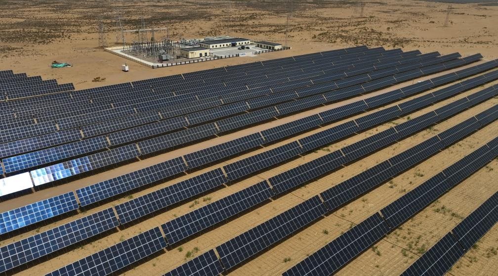 這是2024年5月16日拍攝的內(nèi)蒙古巴彥淖爾市磴口縣烏蘭布和沙漠光伏基地。新華社記者李云平攝