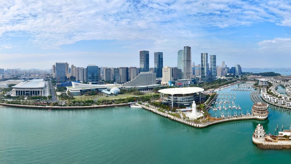 2024年1月24日拍攝的廈門國際會議中心、環(huán)島路一帶濱海城市景觀。新華社記者姜克紅攝