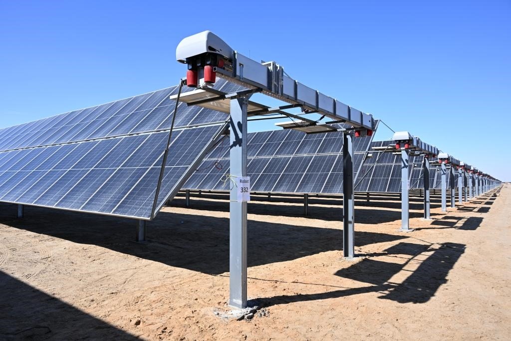 這是2023年3月18日在位于阿聯(lián)酋阿布扎比南部的艾爾達(dá)芙拉光伏電站拍攝的光伏板。新華社發(fā)（中國機械設(shè)備工程股份有限公司阿布扎比分公司供圖）