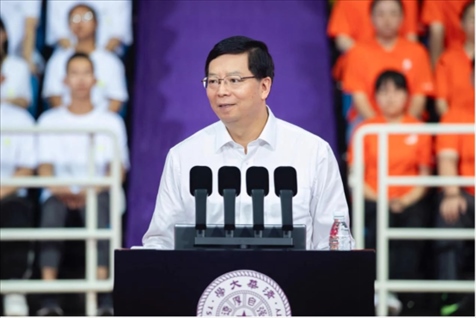 邱勇為新生講授開學(xué)第一課。學(xué)校供圖