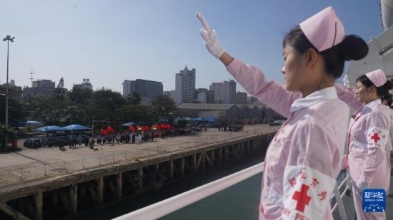 當(dāng)?shù)貢r間8月16日上午10時許，執(zhí)行“和諧使命-2024”任務(wù)的中國海軍“和平方舟”號醫(yī)院船圓滿結(jié)束對莫桑比克的訪問，駛離馬普托港，前往本次任務(wù)第五站南非。新華社發(fā)（曹春耀 攝）