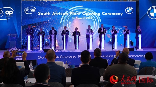 嘉賓點(diǎn)亮燈柱。人民網(wǎng) 張茜攝